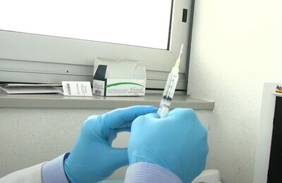 Проведение кодирования Вивитролом в Пикалёво Шприц с Вивитролом в руках у врача